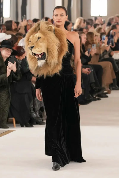 Schiaparelli apre la Couture con Naomi, Irina e Shalom che sfilano indossando (finte) teste di animali
