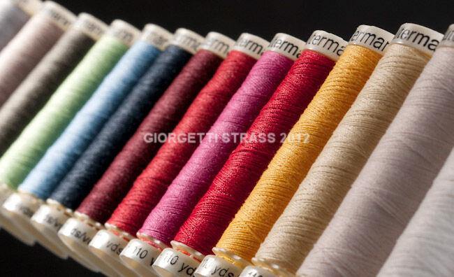 Filo Gutermann 30 poliestere 100%. Rocca da 300 metri. Disponibile in Filo Gutermann 30 poliestere 100%. Rocca da 300 metri. Disponibile in