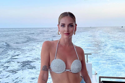 Chiara Ferragni relaunches the 80s trend: the cone bra is studded with rhinestones